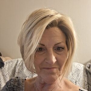 Blonde Short Layered Bob Women's Wig - Natural Platinum Blonde